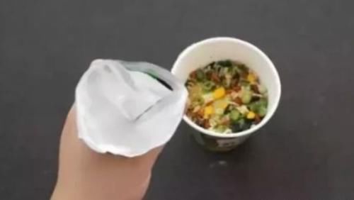 发现|吃了10年泡面才发现,桶面上竟然有个机关,太实用了可惜很多人还不知道