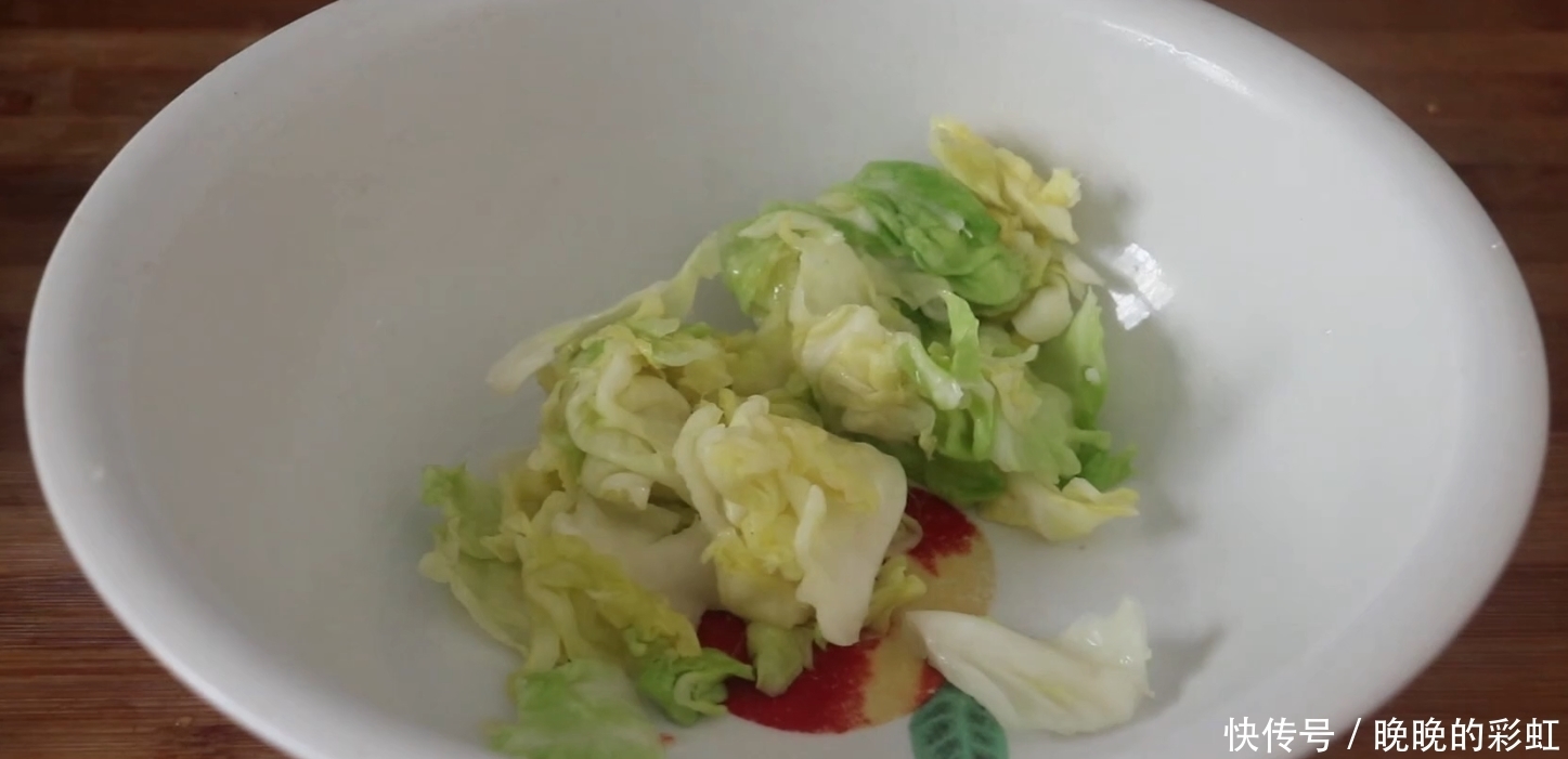 包菜简单又过瘾的做法,一顿2个不够吃,连吃一星期都不腻