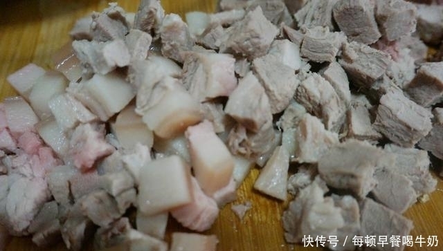 锅中|酱肉包子,整粒的肉丁,嚼起来真带劲