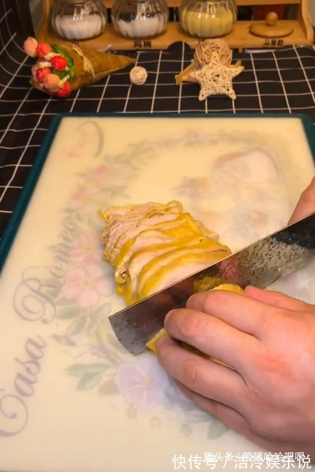 凉拌鸡腿，咸鲜微辣，吃着开胃又下饭，鲜嫩又多汁哟！