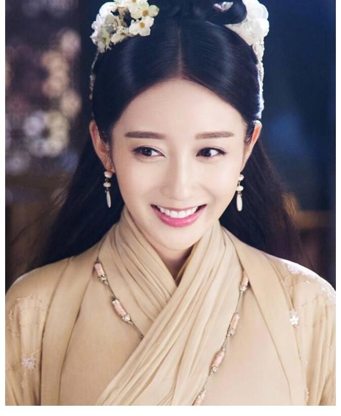 美女|《非诚勿扰》最美女观众，靠短短几秒镜头走红，如今成当红小花旦