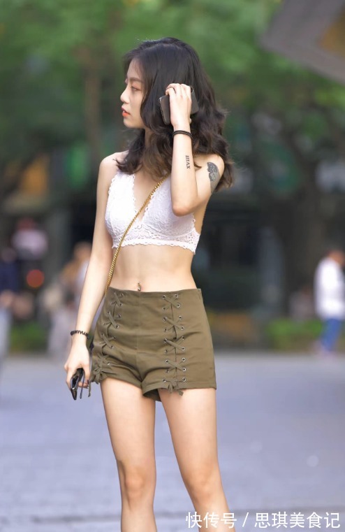 上衣 小姐姐真敢穿,挂脖上衣搭配热裤,清凉一夏