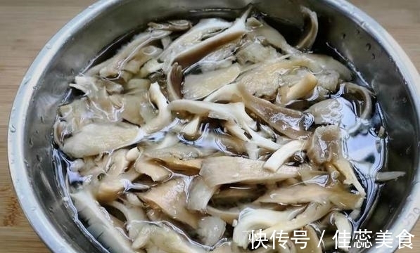 焯水|教你炸出酥脆蘑菇，裹上面粉有技巧，脆香又不油腻