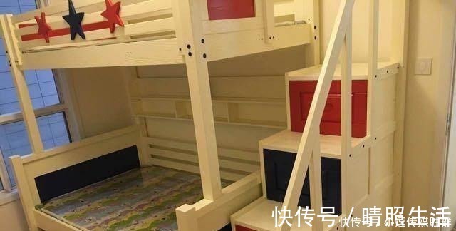 榻榻米|老婆嫌新房没飘窗,让木工在阳台打了一圈柜子,瞬间多出一间房!