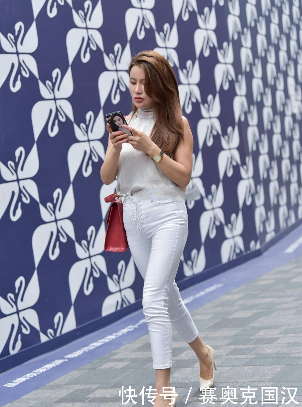 美女|微胖美女一字领露腰上衣搭配复古喇叭裤， 性感妩媚