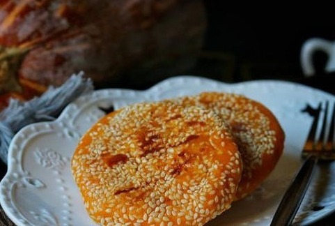 一碗面粉，2个鸡蛋，不用烤箱，一个电饭锅就可以做出美味的面包