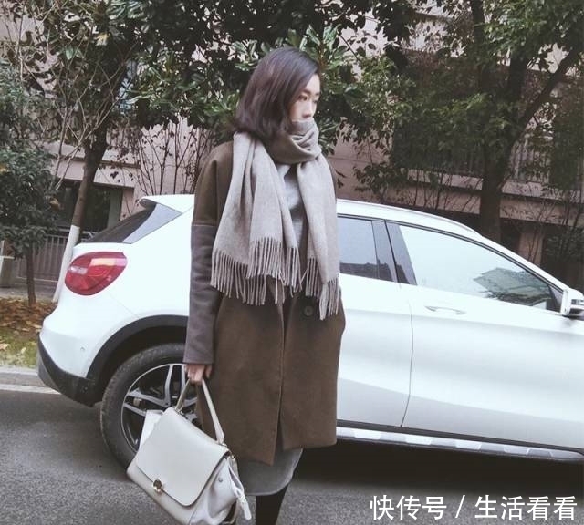 灰色大衣|原来围巾和大衣这么配,让你轻松撩到男神!女人最热爱的就属它了