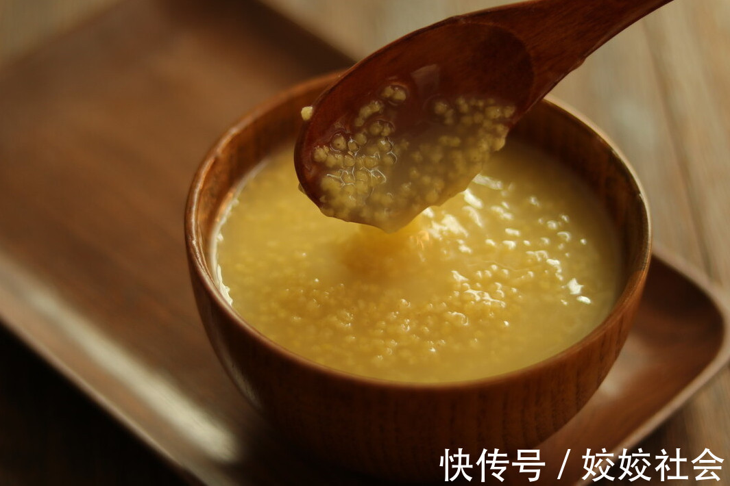 诀窍|煮小米粥有诀窍，别只会用清水煮，多做这2步，米粥香浓有米油