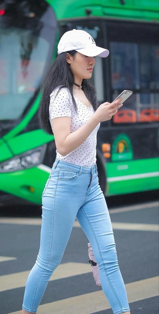 伞裤|白色波点上衣搭配蓝色牛仔打底裤,不容易出错,基础的搭配