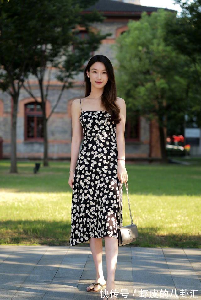 小姐姐|连衣裙推荐:8位小姐姐演绎花裙子不同穿法,换发型决定不同气质