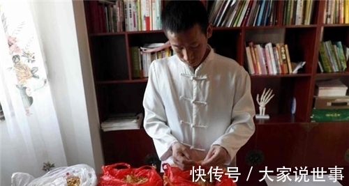 清明上河图!安徽小伙修脚30年,刮下万人脚皮作画,因花纹独特被富豪20万买走