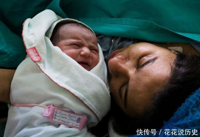 母体|婴儿面带微笑出生的,95后妈妈高兴,医生反手打了孩子一巴掌