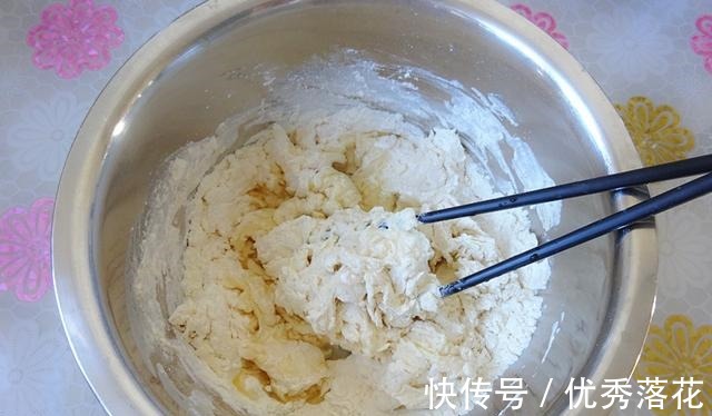 平底锅版的葱香烧饼,外酥里软又多层,按照这方法操作,一次成功!