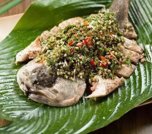 严选|美食严选：香巴叶包烧鱼，辣味韭菜炒豆干，酸菜炒肉丝，泡藕带炒鸡胗