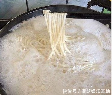 面条|煮面条总是水开才下锅NO,难怪口感不劲道,这才是正确做法