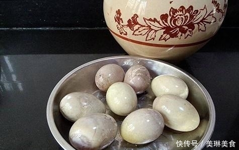 夏天|夏天就要自制咸鸭蛋,沙酥流油,营养丰富,空口吃才过瘾!