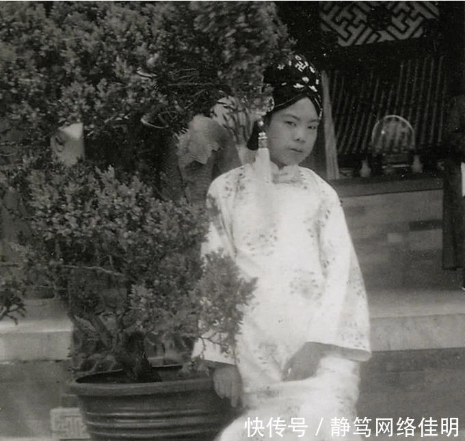 皇妃|老照片：同是皇妃，慈禧阴媚里藏着计谋，但她的笑容里透着单纯