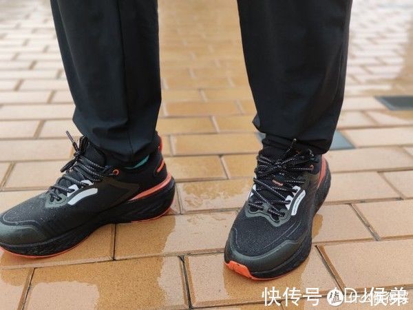 下雨天 361度爆沫雨屏不到两百元的防水好鞋 爆米花中底又软又弹