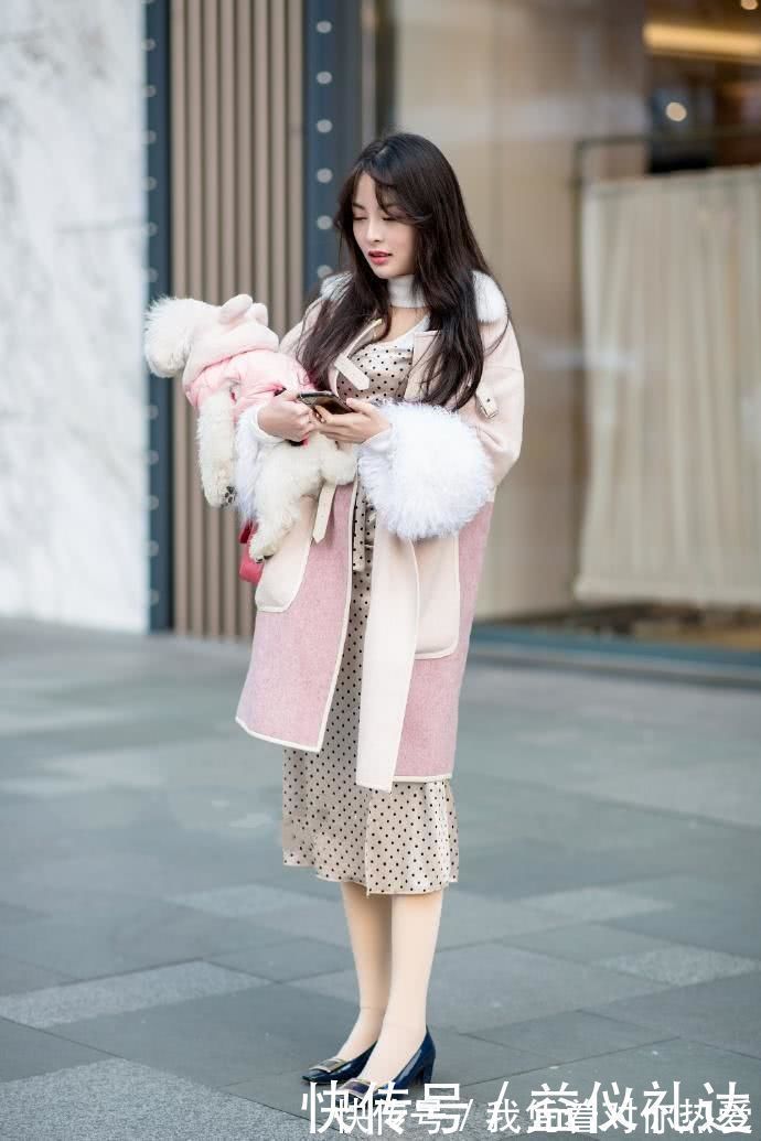 长发披肩|街拍:长发披肩的小姐姐,身穿波点元素的吊带裙,看起来很可爱又阳光