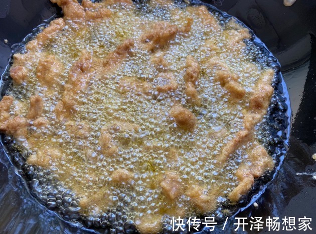 炸酥肉|炸酥肉时，关键是这2步，灵魂调料不能少，香酥可口，不腥不油腻