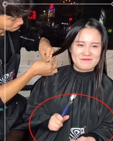 理发师|女大学生害怕理发师理解不了“只剪一点点”的意思,带的工具亮了