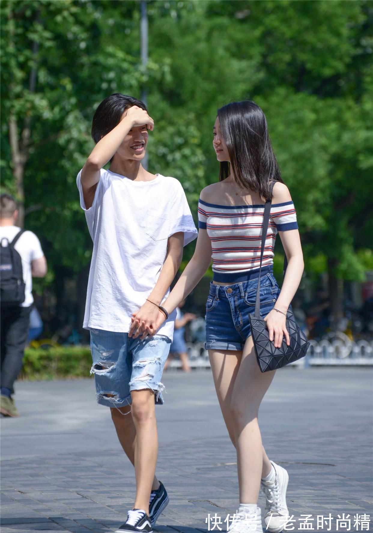 姑娘|修身的牛仔短裤,搭配一双小白鞋,骨感身材的夏季搭配很简单