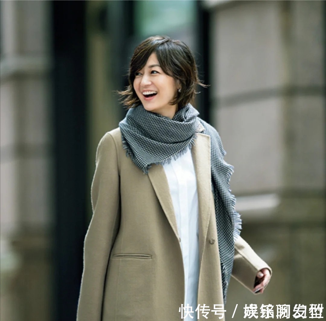 大衣 她才是五十多岁女人的穿衣榜样!简单耐看又高级,优雅大气又减龄