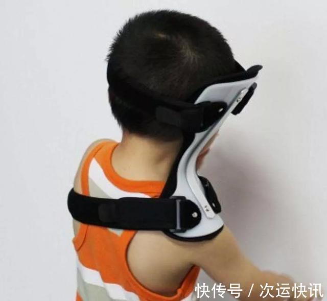 矫正|别把娃抱成了“歪脖子”!这些毁脊椎的抱姿,也许你每天都在做…