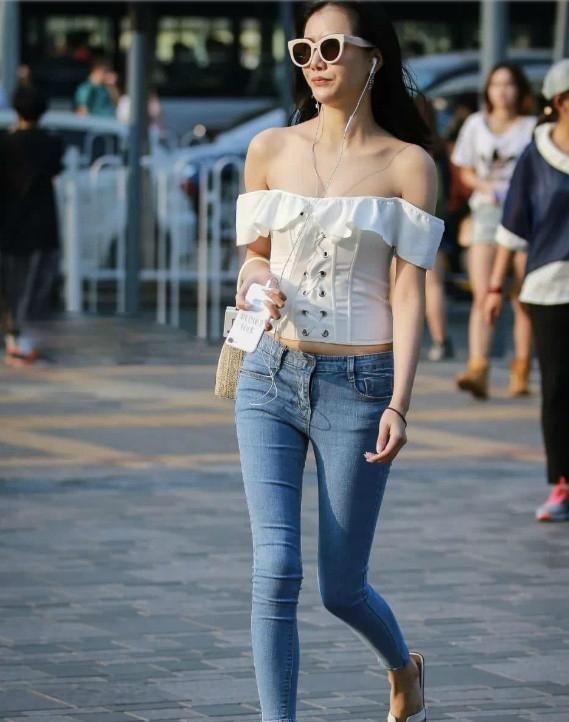 街拍紧身牛仔裤美女,彰显美丽自己的女神范时尚任你炫
