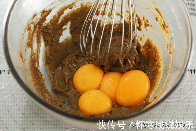 蛋黄|入冬必备的甜点!焦糖饼干咖啡奶油蛋糕,爱上这香浓的美味