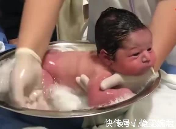 护士|护士给刚出生的男宝宝洗澡，小家伙的动作，把妈妈乐坏了