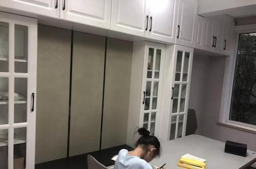 柜子|新家装修花了20万，阳台打通成小茶室，飘窗打满柜子，多出20㎡