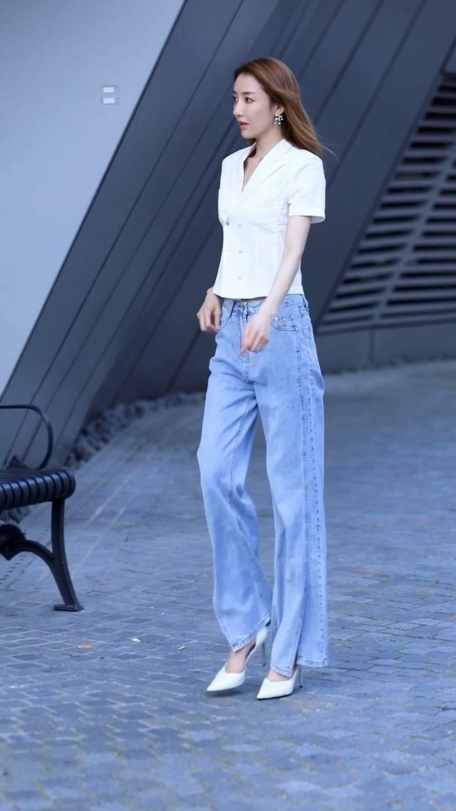 印花|黑色露肩装+印花短裙的长发美女,靓丽又显大气