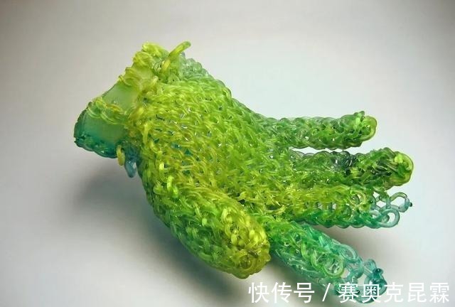 色彩#她是用玻璃雕塑“织毛衣”的第一人,这质感极其逼真!手太牛逼了