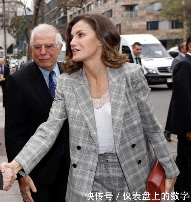 蕾丝|西班牙王后一袭深v红色条纹裙美得高调, 换个发型更有女人味了!