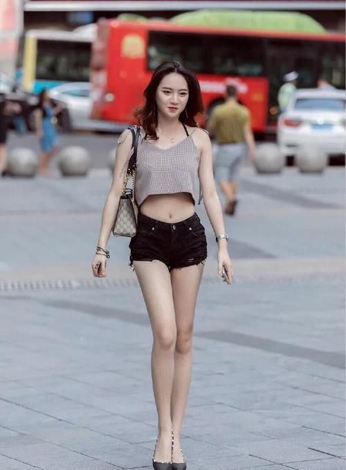 小姐姐一身军绿色的长裙,感觉清新时尚的同时又带着满满的冷艳风