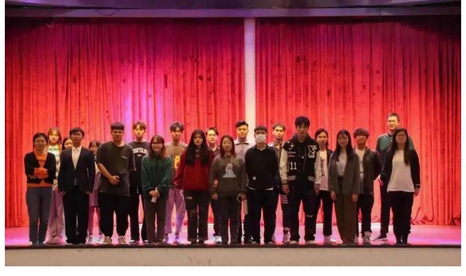 歌聲唱響深秋的夜空