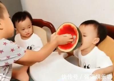 勺子|三胞胎妹妹不愿意喝奶,哥哥想出的方法,妈妈看到笑弯了腰