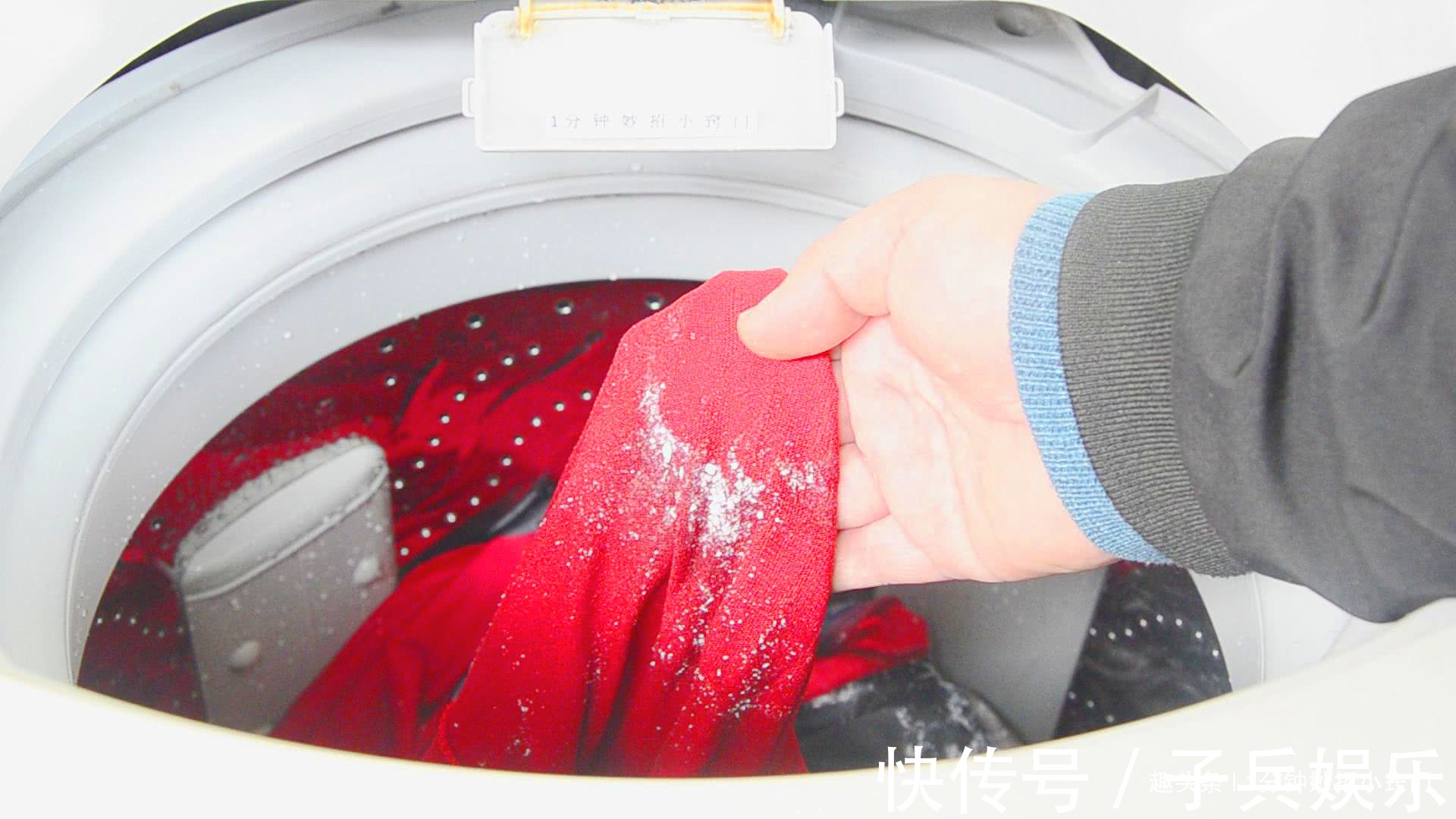 洗衣服时不要只放洗衣粉,教你一个诀窍,洗完后跟新买的一样干净