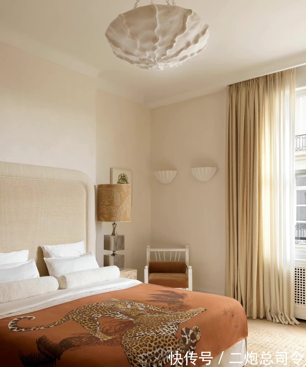 米色|复古大胆的巴黎公寓,多彩色调和个性张扬的软装,每一件都想拥有