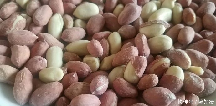 花生米不要炒了,盐水泡一泡,比炒的好吃,又酥又香,好吃过瘾