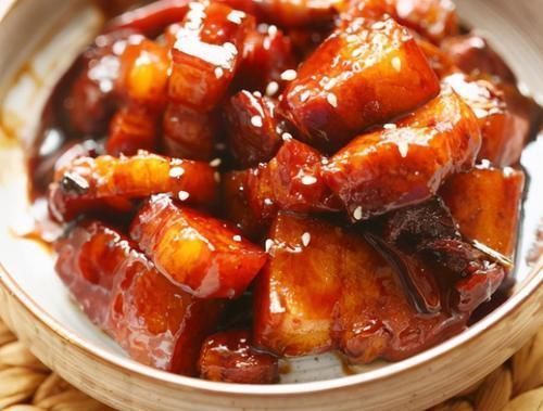 家常|红烧肉的家常做法，不用焯水也不炒糖色，肥而不腻入口化