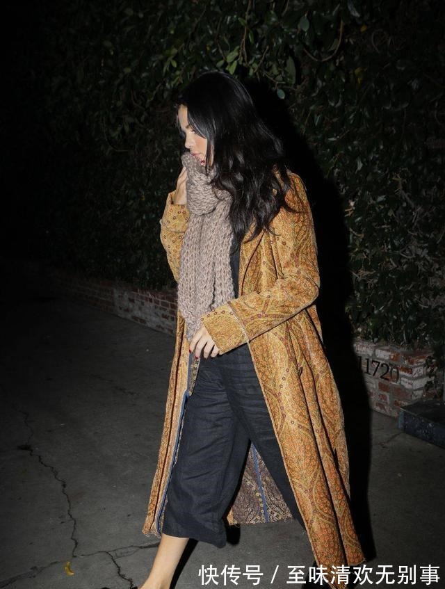 茶歇裙 赛琳娜终于回归, 穿浴袍大衣配阔腿裤油腻又老气, 换个发型老10岁!