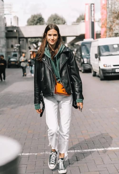 时髦的女人很少选阔腿裤了，今年流行的是“豆腐裤”，显瘦又显高