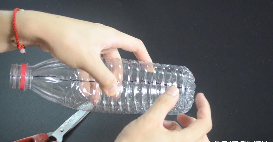 把毛巾塞进矿泉水瓶, 解决了一大堆人出游遇到的难题, 赶紧试一试