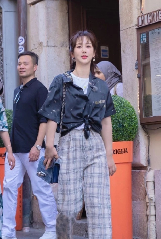 《中餐厅》杨紫是“充钱”了吗这打扮比以往的都要减龄，还很潮