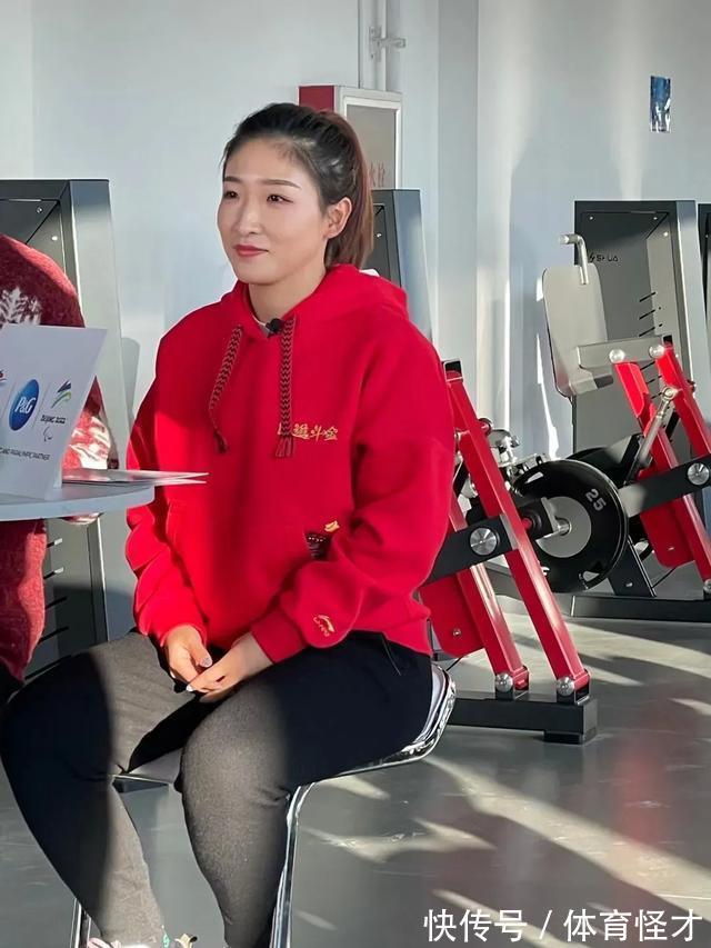 国乒女将|刘诗雯当选中国十大品牌年度人物，喜获“国乒女将，巾帼英雄”称号