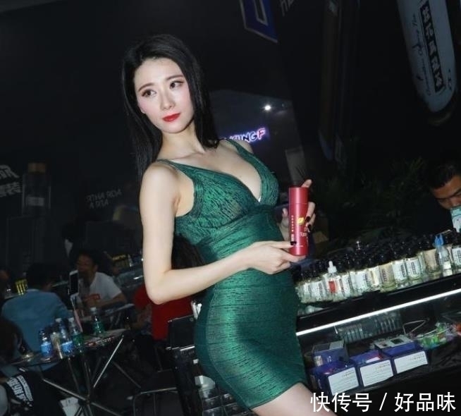 美女街拍清纯可人的小姐姐,气质优雅,穿出窈窕精致的美感