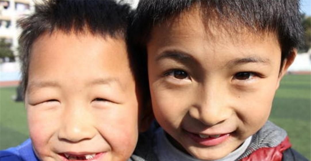 孩子|孩子3个行为明明是缺爱,父母却骄傲地以为孩子是高情商,可悲