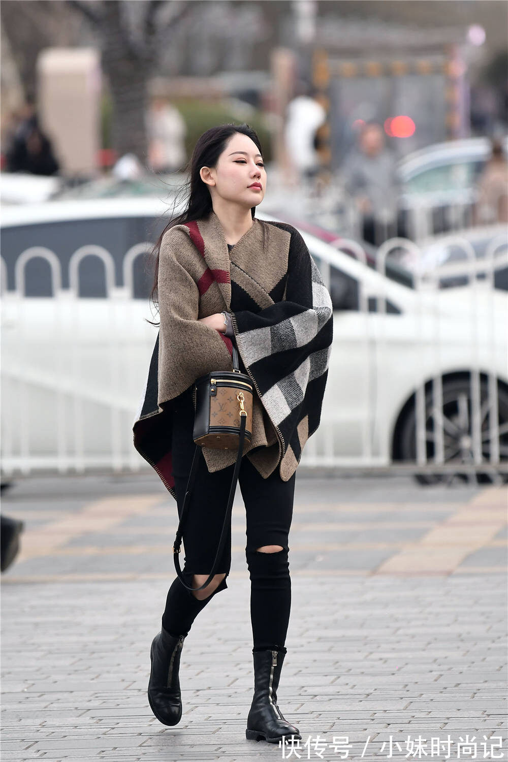 搭配 黑色破洞紧身牛仔裤,搭配拉链短靴,灰色格子外套,看着不保暖